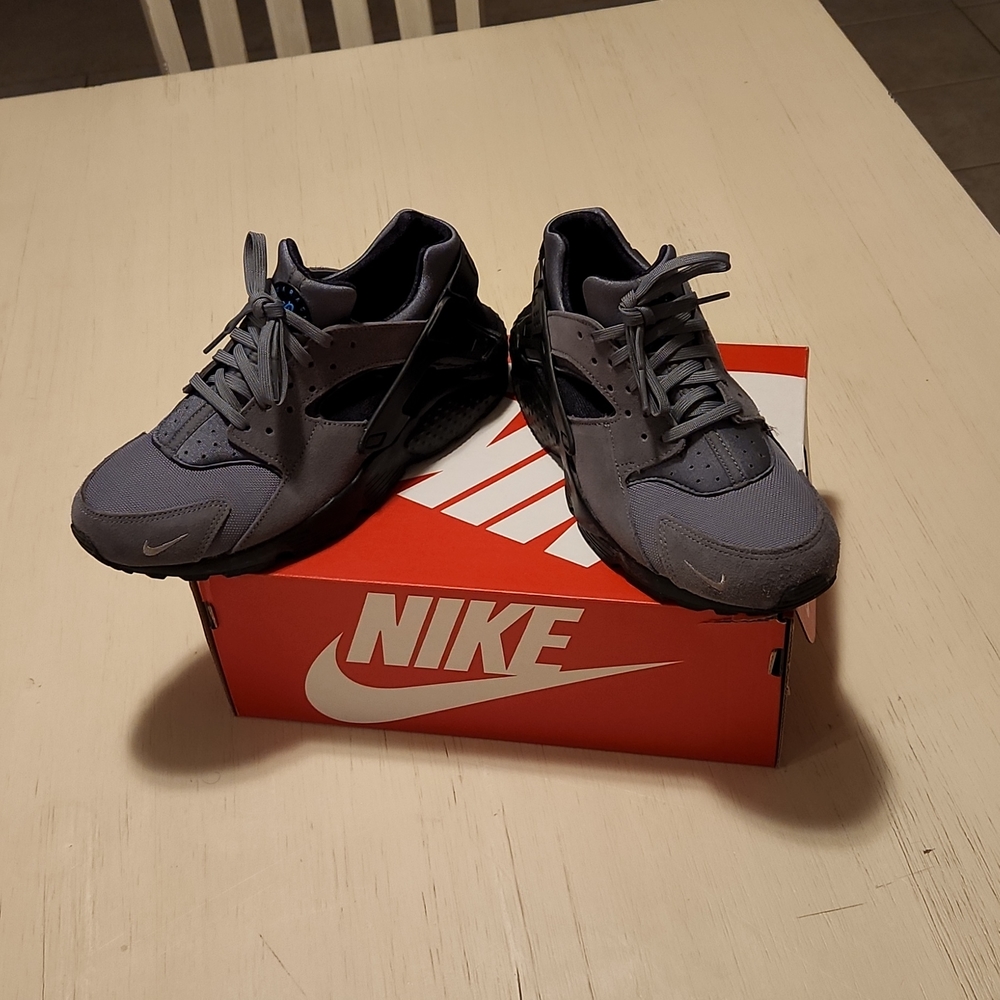 Nike Hurrache Size 7Y or 8.5W